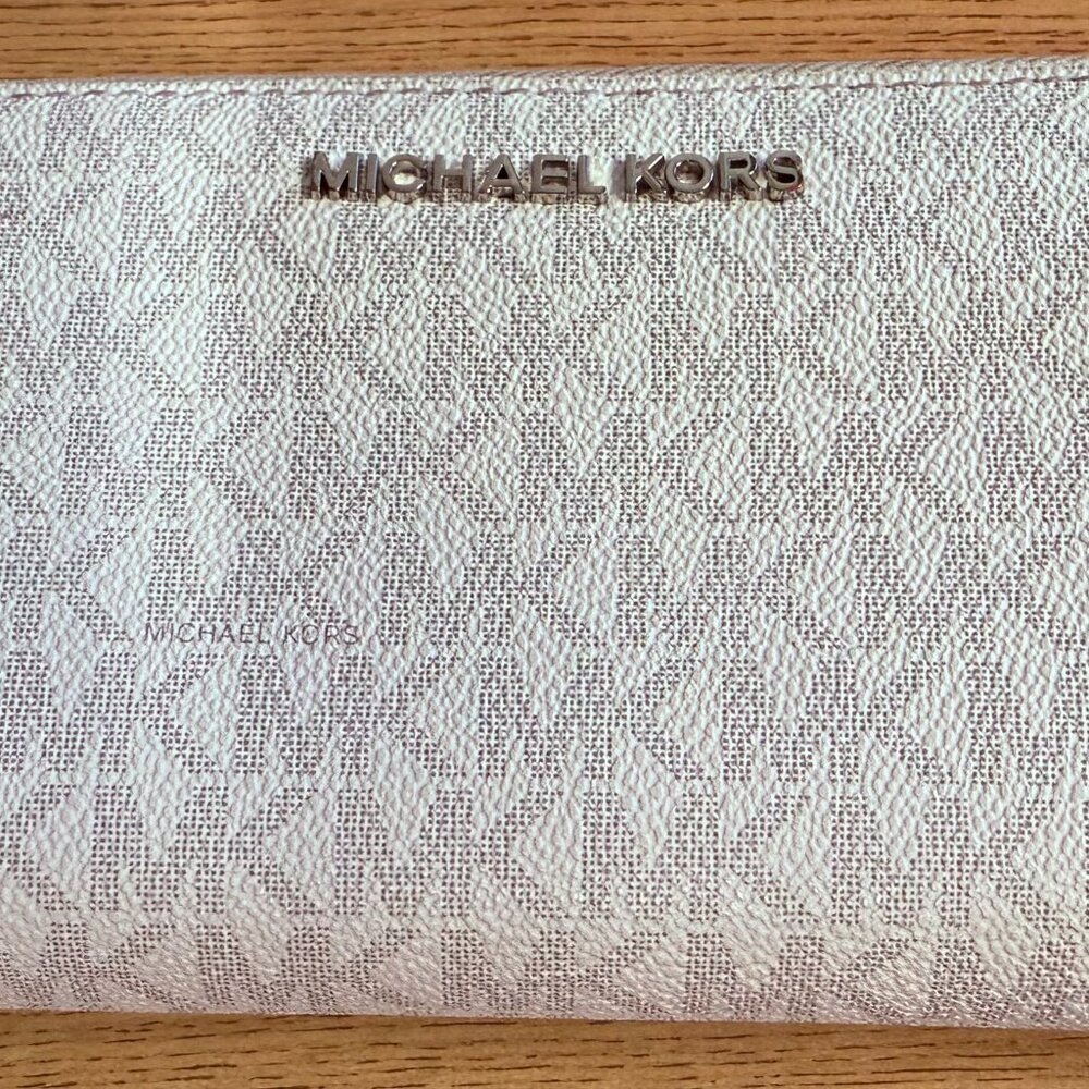 Michael Kors Zip Around Wallet